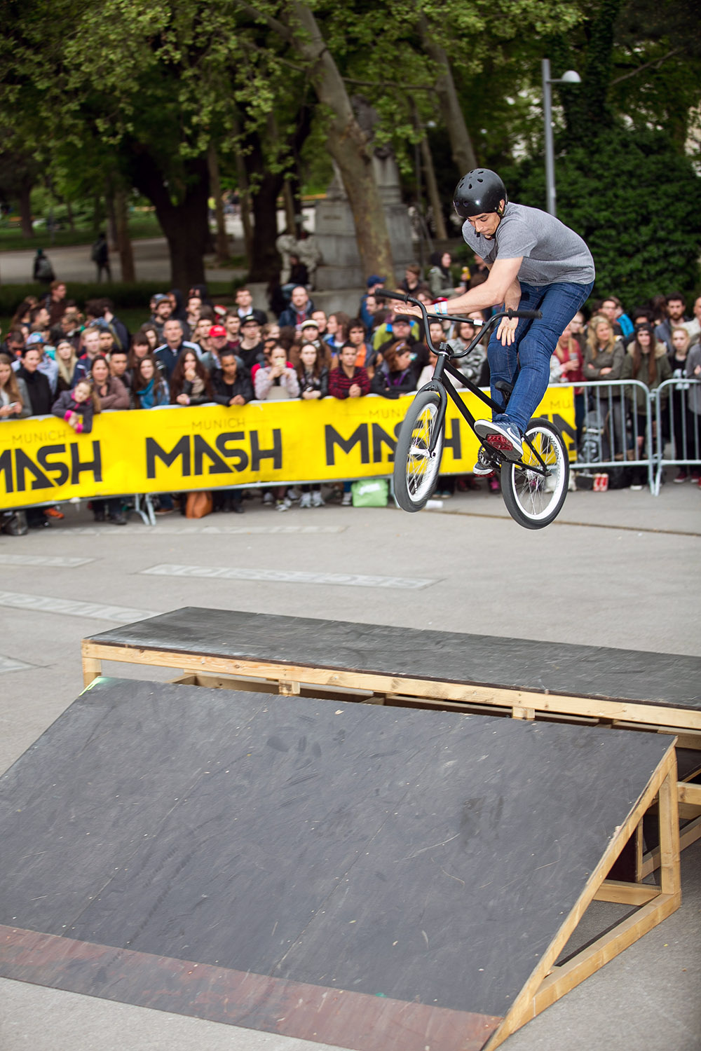 Mark Zsigray mit einem Bizzla über das Bank-to-Bank-Obstacle