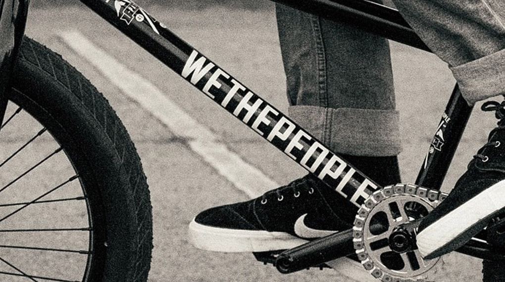 Was für ein Paukenschlag! Wir lösen auf, wer der neuste Fahrer im Pro-Team von wethepeople ist. Klick dich schlau.