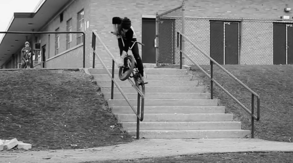 Das Glenn Salyers gut abgeht, war schon länger bekannt. Aber das er für dieses Video so übertrieben ausrasten würde, war nun wirklich nicht abzusehen.