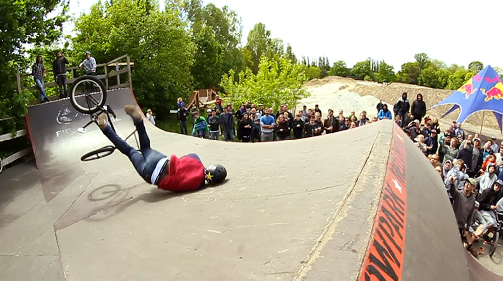 Immer auf die Cojones: Hier sind einige der härtesten Stürze vom Highway to Hill 2015 im Berliner Mellowpark.