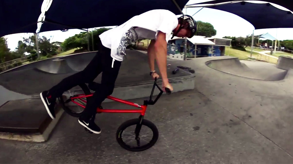 Jake Ryan hat für VC Clothing ein paar richtig harte Vorderradcombos in australische Betonrundungen gezimmert. Mehr dazu in diesem Video.