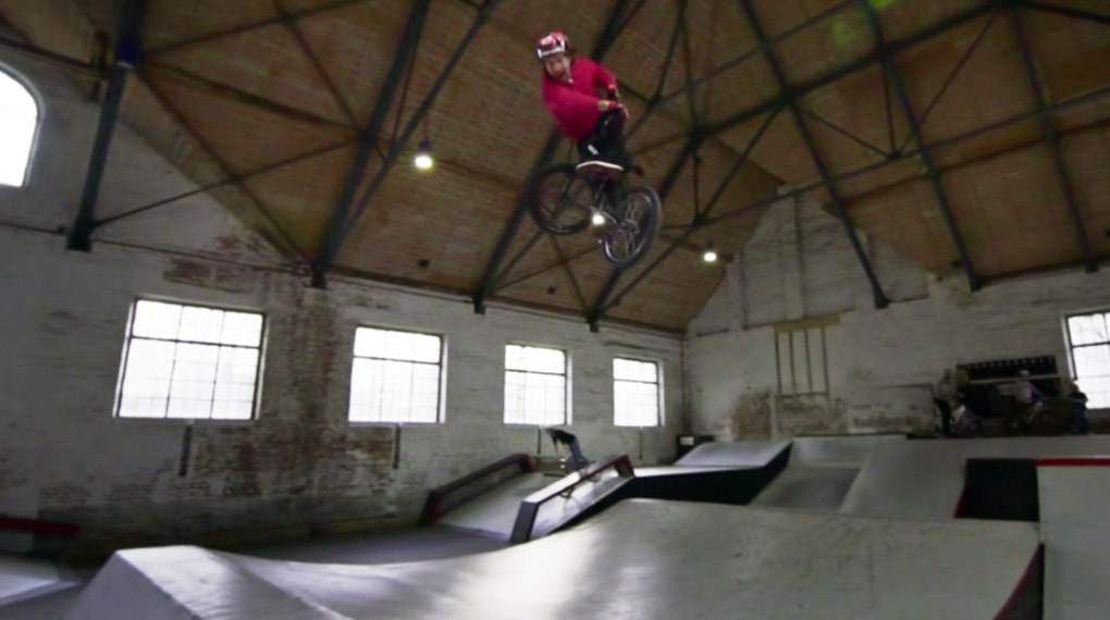 Französische Beidseitigkeit trifft auf schwäbische Baukunst: JB Peytavit hat zehn Clips in der Reithalle Ulm gefilmt. Hier gibt