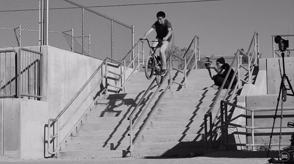 Der 16jährige Johnny Atencio springt in seinem Welcome-Edit für Shadow und Subrosa Rails an, die mehr Stufen als er Lenze auf dem Buckel haben. Dickes Ding!