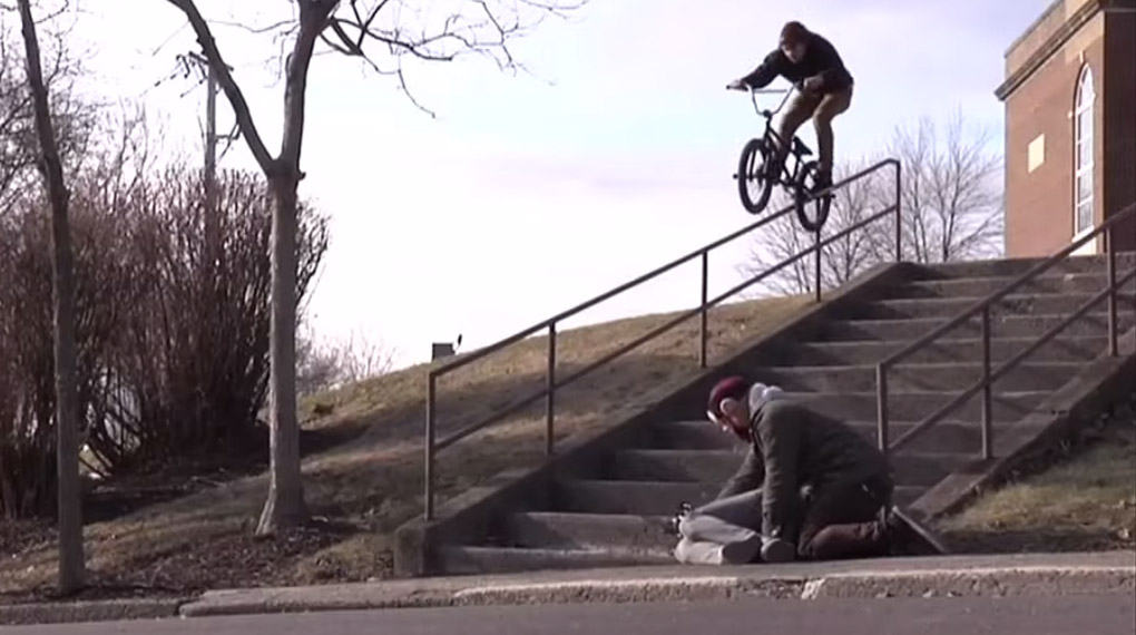 Justin Care rührt mit einer nahezu perfekten Mischung aus technischen Tricks und härtesten Stunts die Werbetrommel für seinen Signaturevorbau von Merritt.