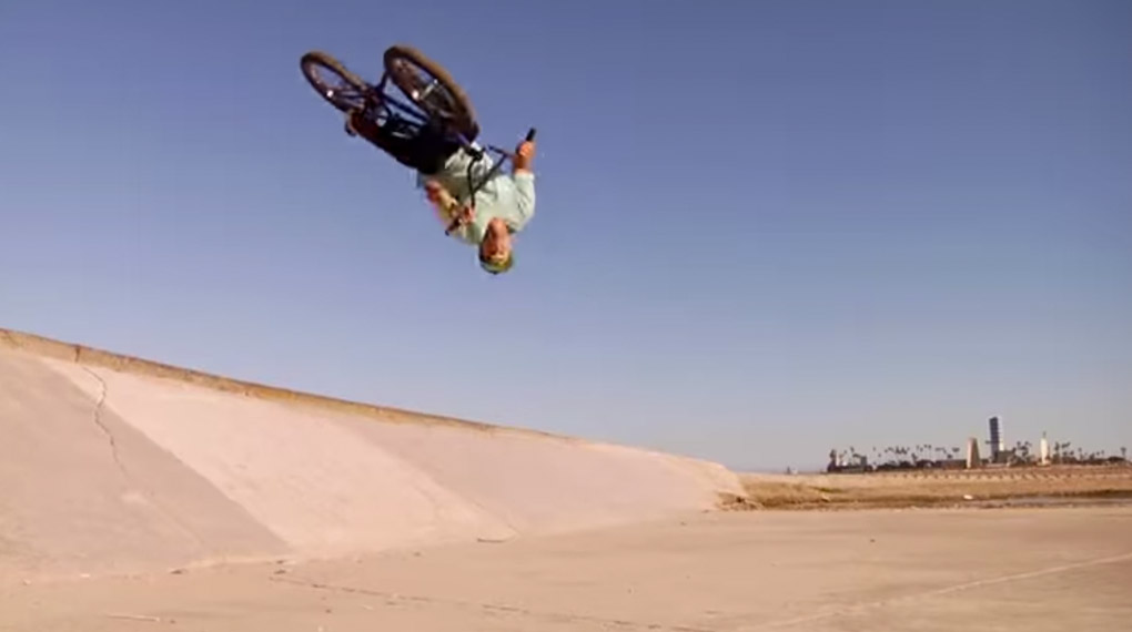 Dass Larry Edgar den Boost hat, ist bekannt. Dass er aber auch ohne Rundung weit und breit steil gehen kann, beweist er in diesem Streetedit für Stay Strong.