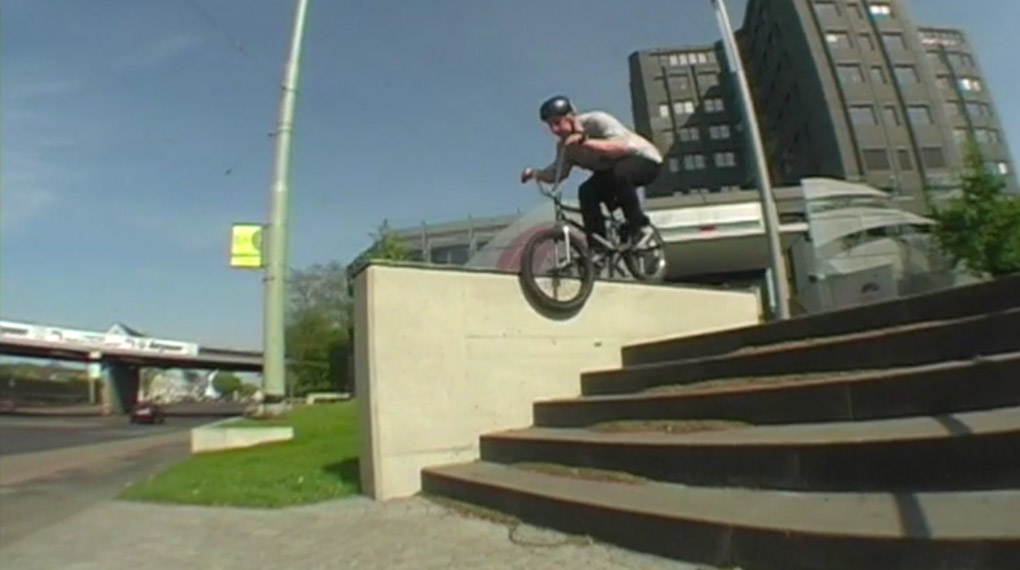 Leon Hoppe hat sein Lieblingsshirt mal wieder in Krefeld spazieren gefahren. Wo die beiden überall zusammen waren, kannst du dir in diesem Video angucken.