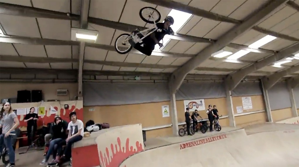 Logan Martin war neulich für eine Session im Adrenaline Alley Indoorpark, wo ihm die Locals fast die Show gestohlen haben. Na ja, aber halt nur fast …