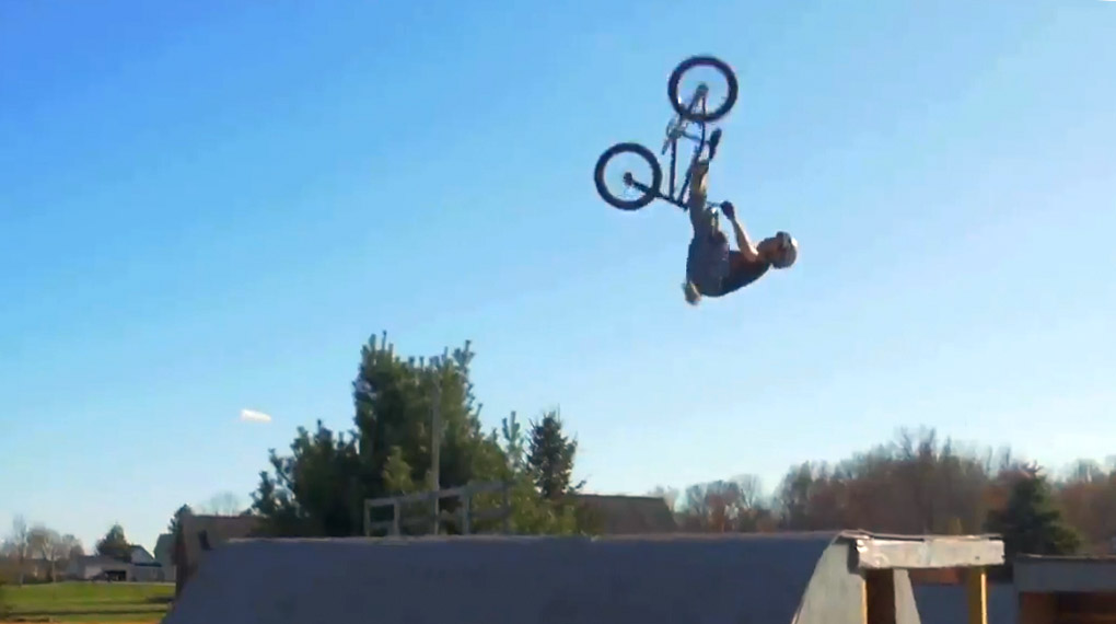 Marcus Christopher ist zwar erst 12 Jahre alt, aber wer einen Rampenparcours im Garten stehen hat wie er, der wirft auch schon mal mit Flipwhips um sich.