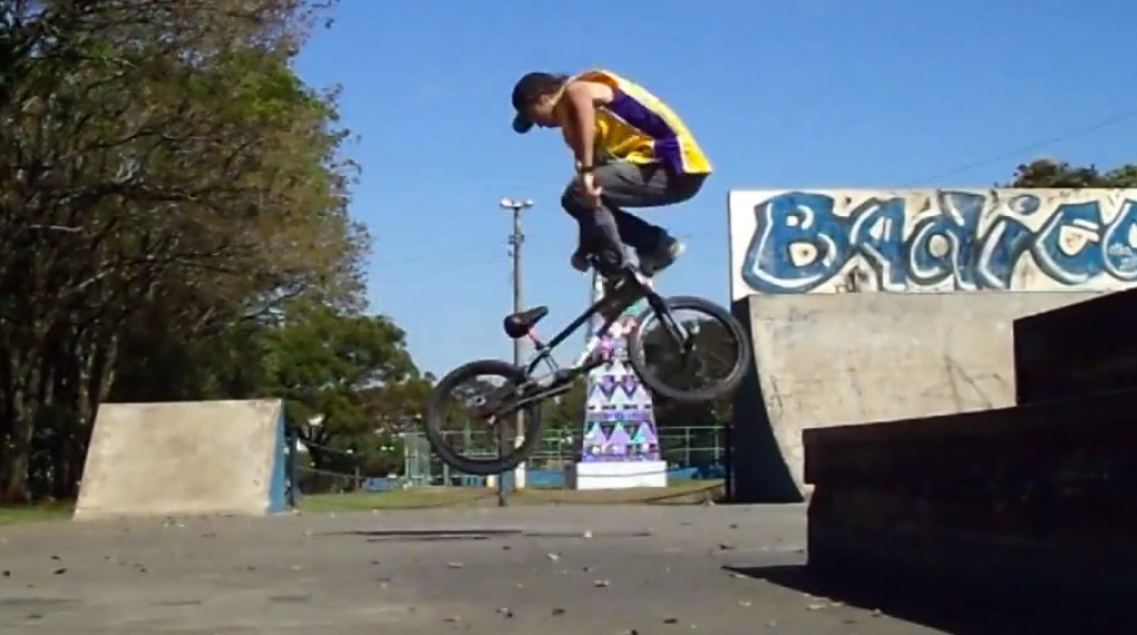 Mateus Beckmann verwischt in diesem Edit die Grenzen zwischen Flatland und Grindsport. Oder anders gesagt: So sieht BMX-Freestyle in Reinform aus. Gönn