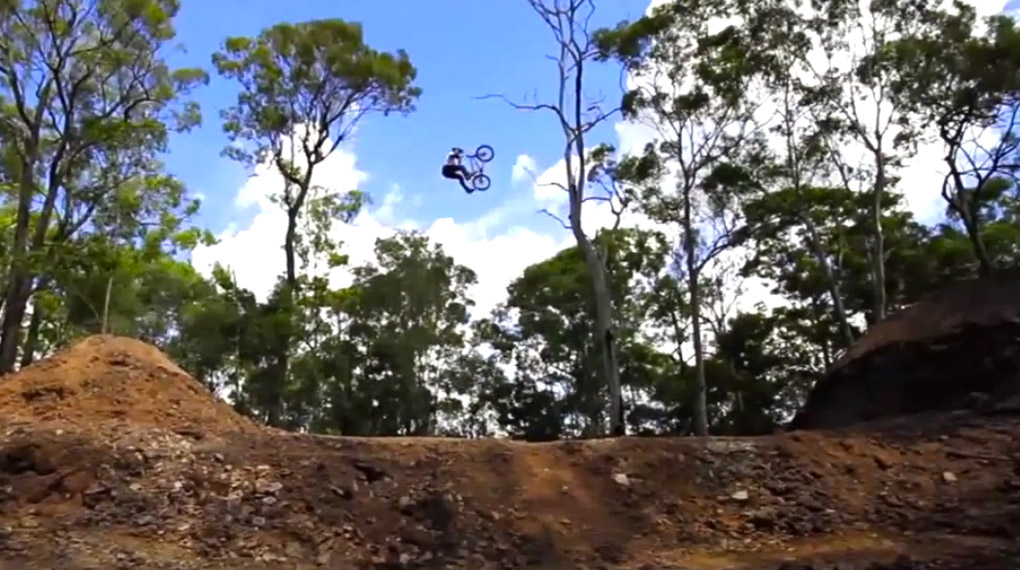Wie weit kann man mit einem BMX-Rad fliegen? Nick Cooper hat sich einen 23-Meter-Dirtjump gebaut, um genau das rauszufinden. Hier ist sein Weltrekordversuch.