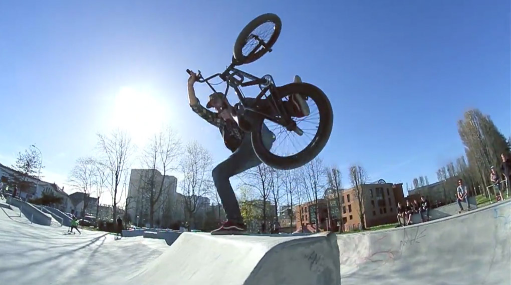 John Garcia und Ben Gea haben dem Tarbes Skatepark (das ist in Südfrankreich) einen Besuch abgestattet. Hier ist ihre Clipausbeute – und die ist rasant.