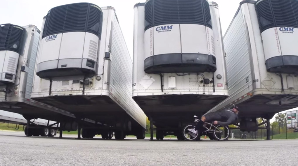 Auch in diesem Video sorgt Tim Knoll mit seiner ganz eigenen Mischung aus BMX-Tricks und Bodenturnen wieder für beste Unterhaltung. KLICK!