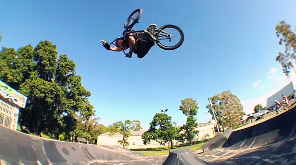 Obwohl Alex Hiam sich während der Dreharbeiten zu diesem Fox-Video mehrfach übel verletzt hat, ist das Resultat einfach nur vollkommen ballaballa. GUCKEN!