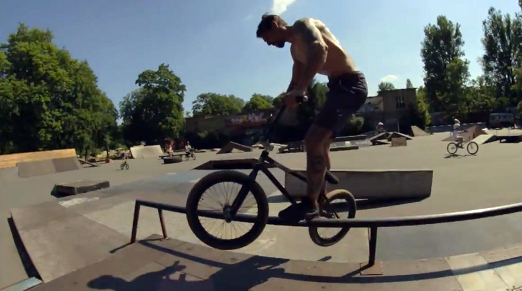 Andrej Mitic hat im Berliner Mellowpark seinen 34. Geburtstag gefeiert. Was dort radfahrtechnisch so abging, zeigt dieses Video vom Spreeufer.
