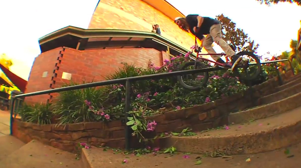 Brock Olive lässt selbst die schwierigsten Tricks kinderleicht aussehen. Ob das wohl an den bunten Socken liegt? Mehr dazu in seinem 2015er Edit für Premium.