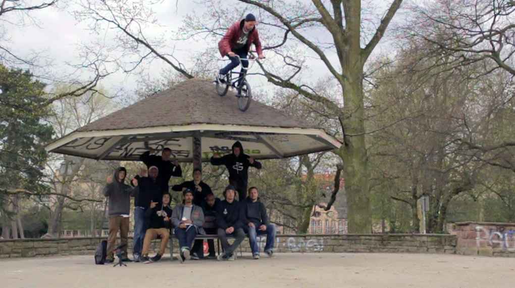 Die Ciao Crew um Bruno Hoffmann und Merlin Czarnulla stellt mir ihrem ersten Mixtape die Stabilität von Frankfurt unter Beweis. So gut, nicht verpassen!