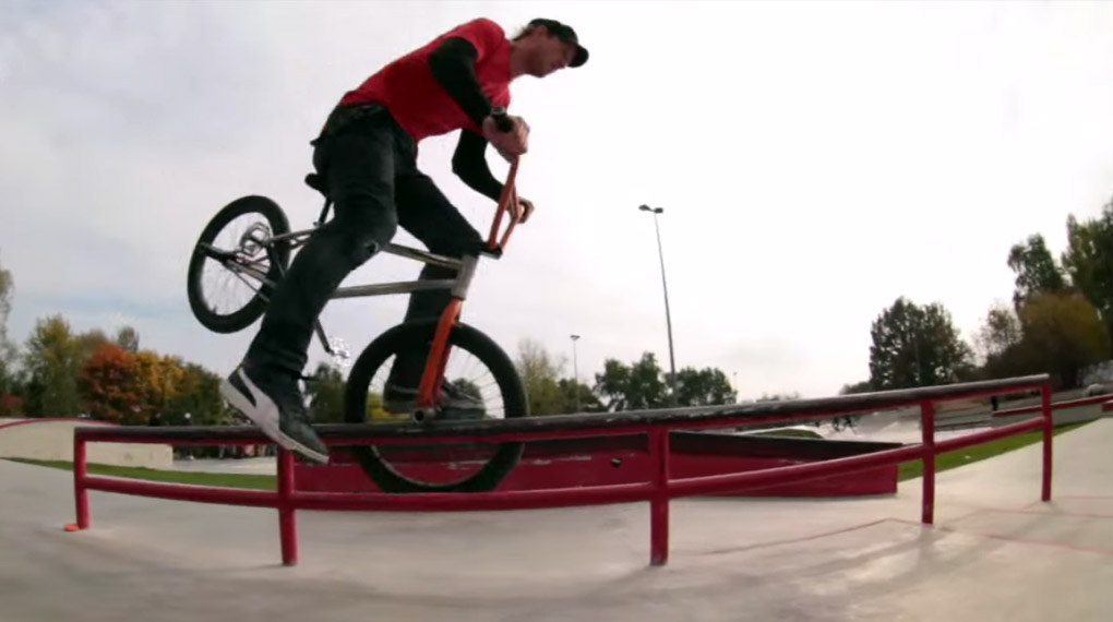 Um sein 13jähriges Dienstjubiläum gebührend zu feiern, hat Dima Osokin einige technisch äußerst anspruchsvolle Vorderradtricks für dieses Video gefilmt.