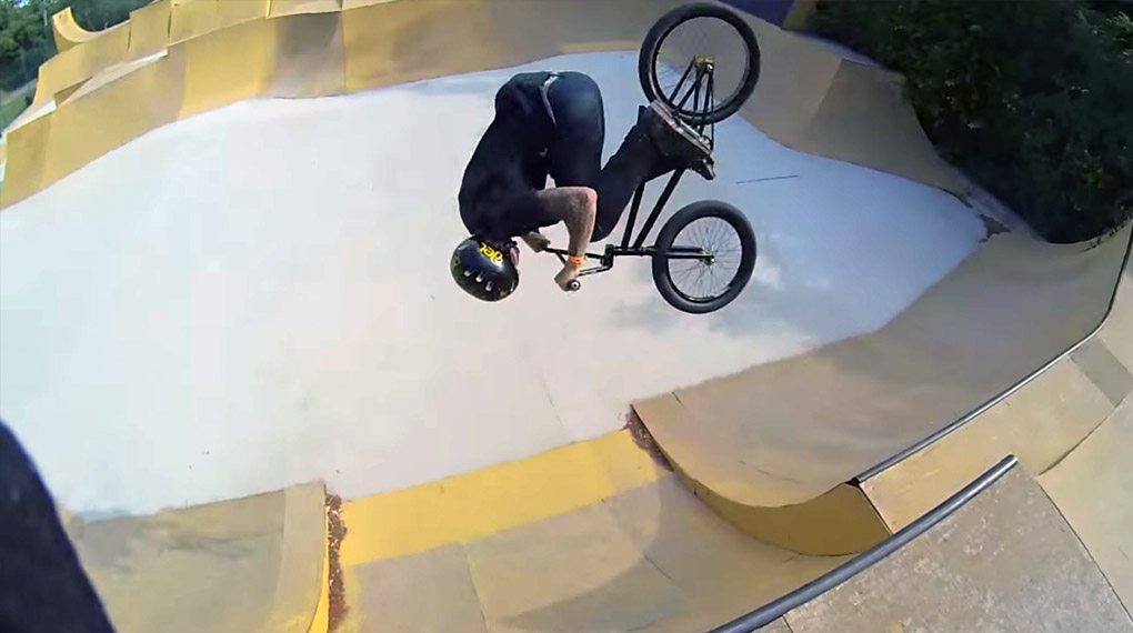 Ola Selsjord und Joel Bondu haben im Eurocamp vorbeigeschaut und sich auf dessen traumhaft gelegenem Rampenparcours eine heftige Session gegeben.