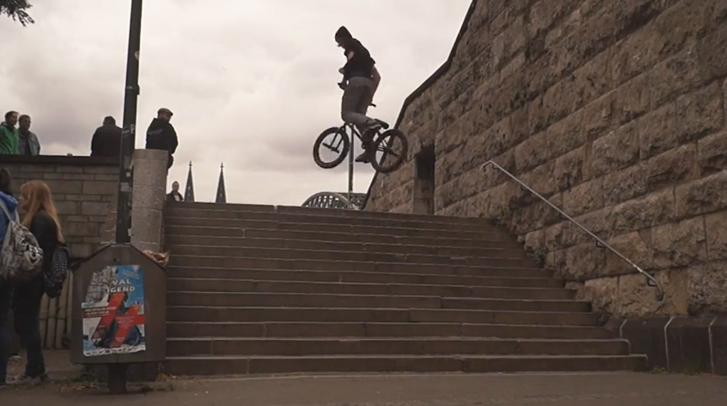 Jannik Pertz fährt zwar erst seit zwei Jahren, wirbelt aber trotzdem schon 360s riesige Treppensets runter. Hier ist sein Welcome-Edit für Freefly Clothing.