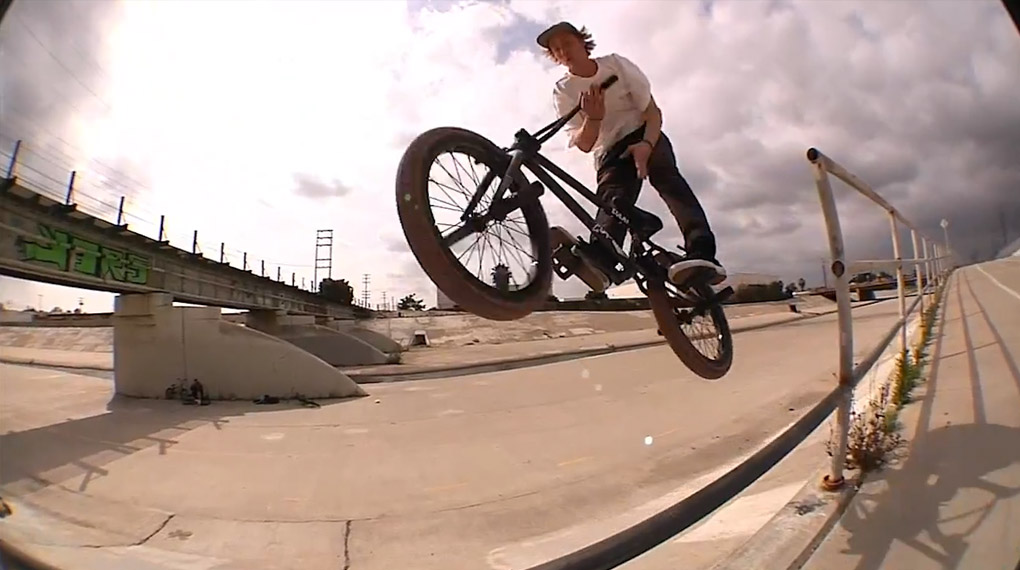 Kilian Roth zersägt im Auftrag von Vans und der Cult Crew reihenweise Streetspots im sonnigen Südkalifornien. Mehr dazu in diesem Video.