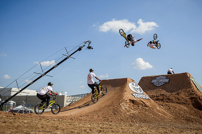 Nohanded Frontflip von Kyle Baldock über das letzte Set beim Dirtcontest auf den X Games 2015 in Austin (Texas).