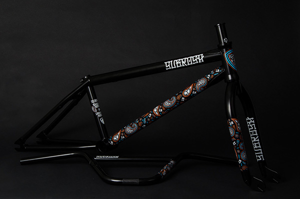 In wenigen Wochen kommen der Thunderbeast-Rahmen, der neue Code-Lenker und die Battle-Gabel im Lahsaan Kobzas neuem "Paisley"-Colorway von Subrosa in den Handel.
