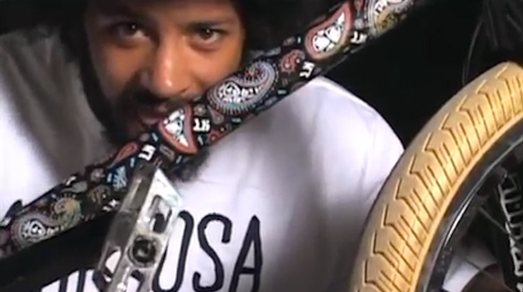 Im Gegensatz zu seinem "Paisley"-Signaturecolorway von Subrosa zeigt sich Lahsaan Kobza in dem dazugehörigen Promovideo von seiner schnörkellosen Seite.