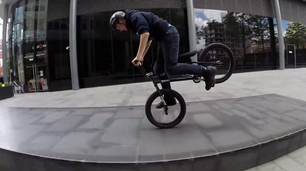 Selbst auf die Gefahr hin, uns zu wiederholen: Auch mit 12 Jahren hat Lewis Cunningham für sein Alter viel zu viel Radkontrolle. Mehr dazu in diesem Video.