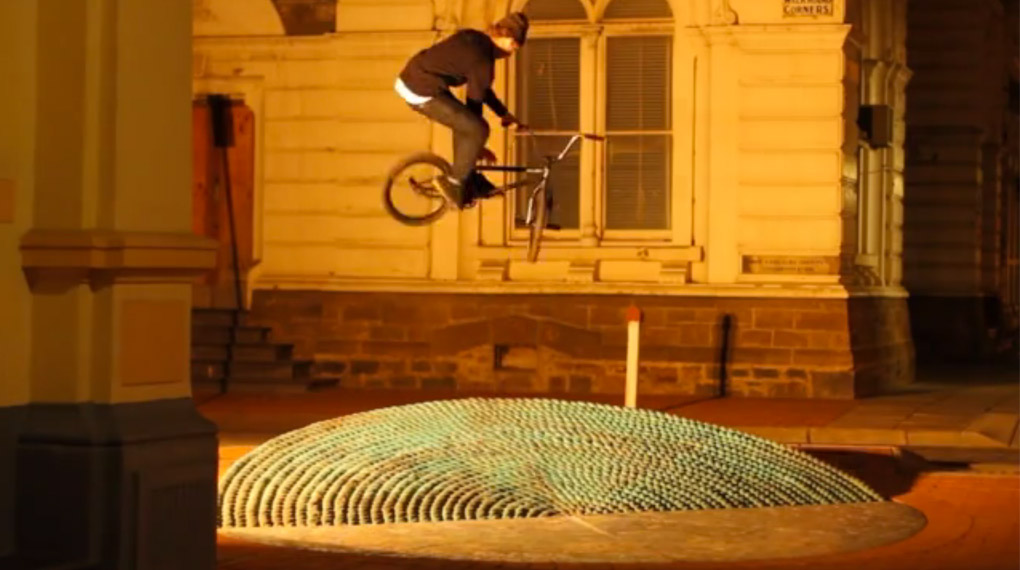 Liam Zingbergs und Brock Olive haben auf The Colony DVD einen Splitpart, der auch als Definition für das Motto 