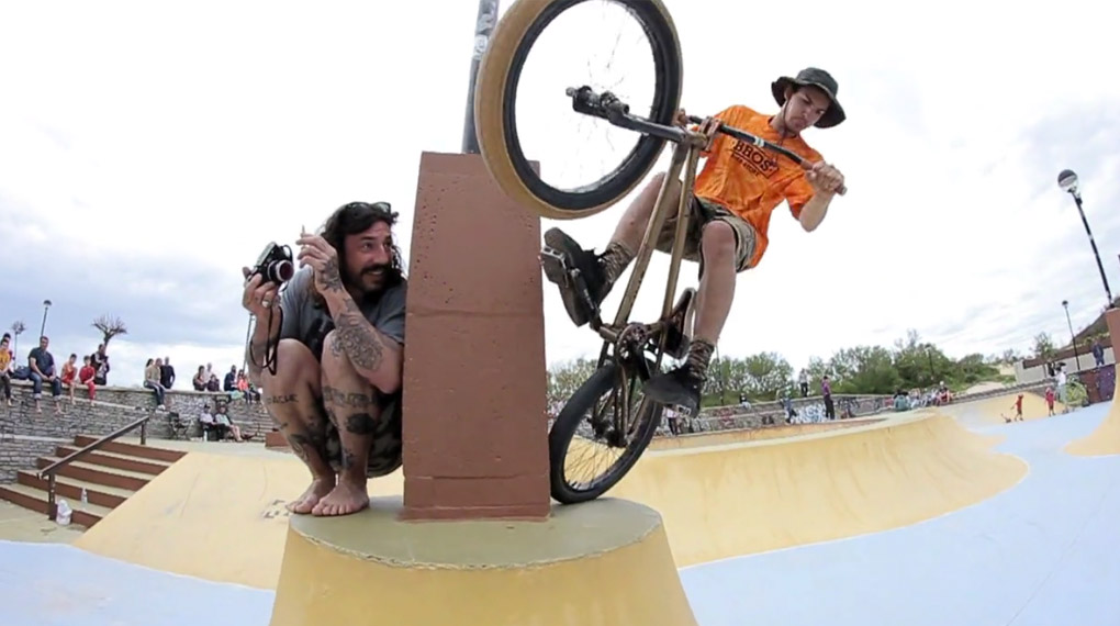 Hier ist ein Video, das Nico Badet während eines Trips nach Spanien für den Bros Store gefilmt hat. Check mal den Style. Richtig gut!