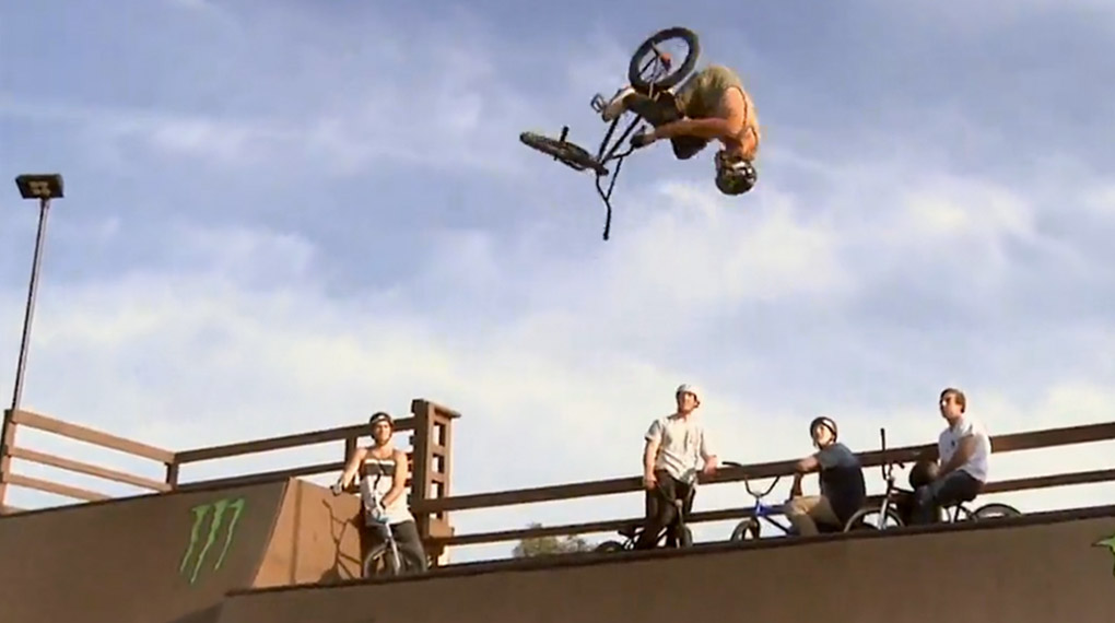 Dennis Enarson zu Besuch in Pat Caseys Dreamyard – dass dabei keine gechillte Session zustande kommt, dürfte klar sein. Mehr dazu in diesem Video.