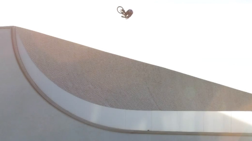 Massive Airrtime an einer der krassesten Streettransitions ever – Sergio Layos hat an dem Meeres- und Surfmuseum in Biarritz einen Höhenrekord aufgestellt.