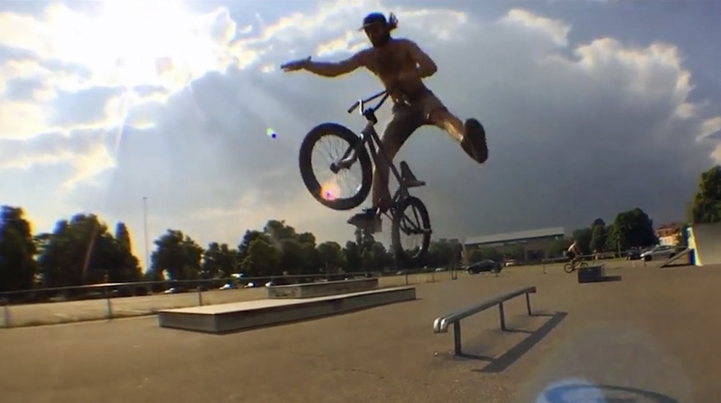 Nord-Süd-Gipfel von Gangbang Bikes: Bei Martin Krügers Besuch im Breigau stand selbstverständlich auch ein Besuch im Skatepark Emmendingen auf dem Programm.