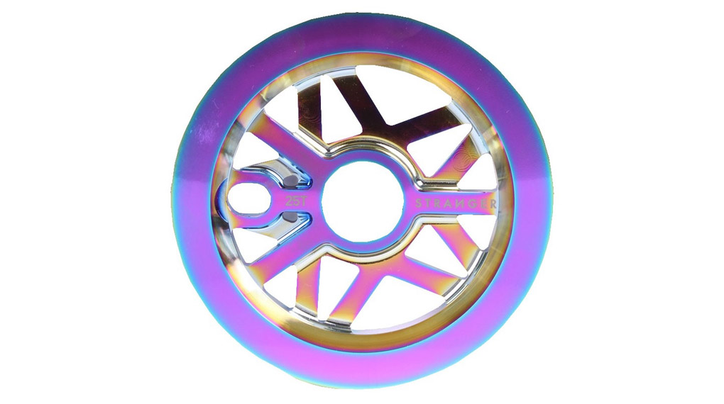 Eric Lichtenbergers Signature-Kettenblatt von Stranger heißt Strangergram Sprocket und ist in den Farben schwarz, poliert und oil slick erhältlich. Check it!