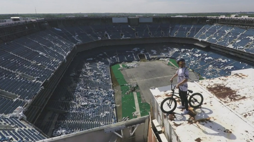 Für dieses Video kehrt Tyler Fernengel in seine Heimatstadt Detroit zurück, um eine Session in dem seit 2006 leer stehenden Silverdome-Stadion zu fahren.
