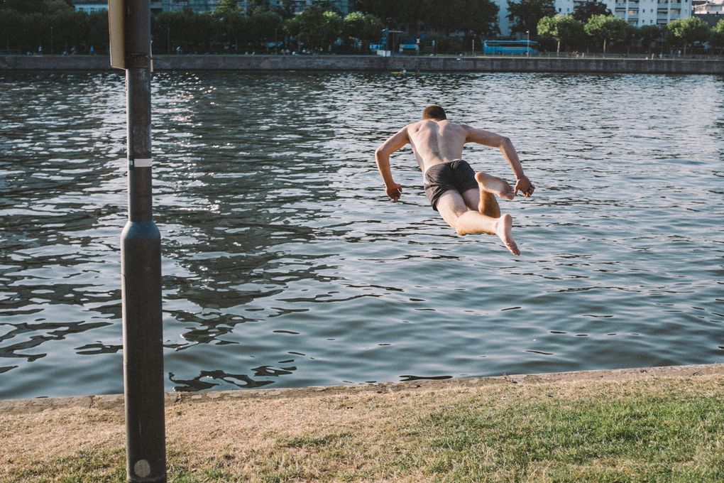 Babanail ist neulich nach einem fetten Railhop einfach grundlos mit einer offenen Wunden an der Hand in den Main gesprungen
