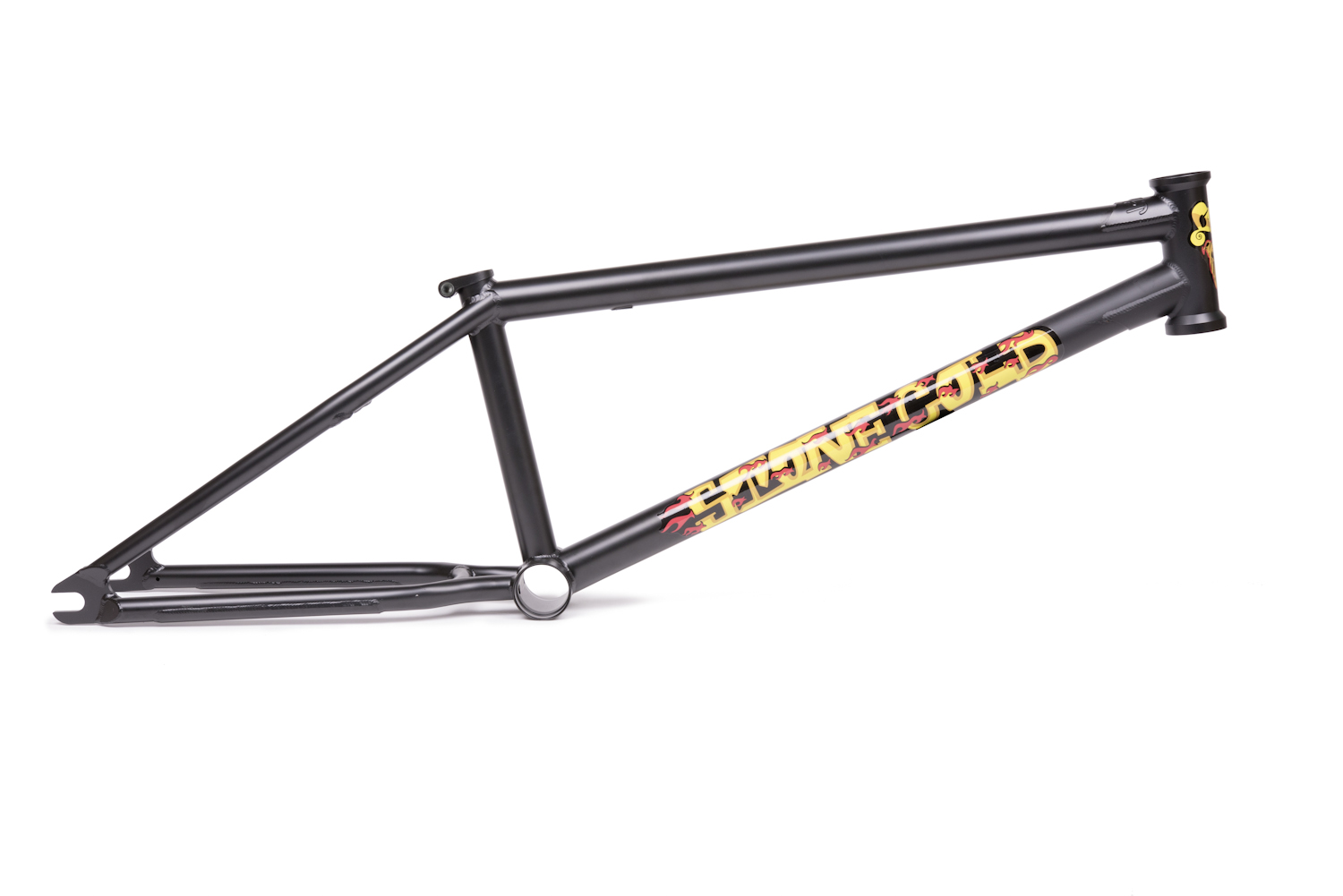 Der Stone Cold ist Trey Jones Signaturerahmen von Cult. Und weil Trey bekanntermaßen so gerne Pedalgrinds macht, wurden die Kettenstreben mit sogenannten Grindplates verstärkt. Eine weitere Besonderheit ist der für heutig Verhältnisse recht lange Hinterbau (13,625''-14'') für mehr Stabilität während der Flugphase beim nächsten Gap to Firecracker. Der Stone Cold ist in den Oberrohrlängen 20,5'', 20,75'' und 21'' erhältlich und wiegt 2,3 kg.