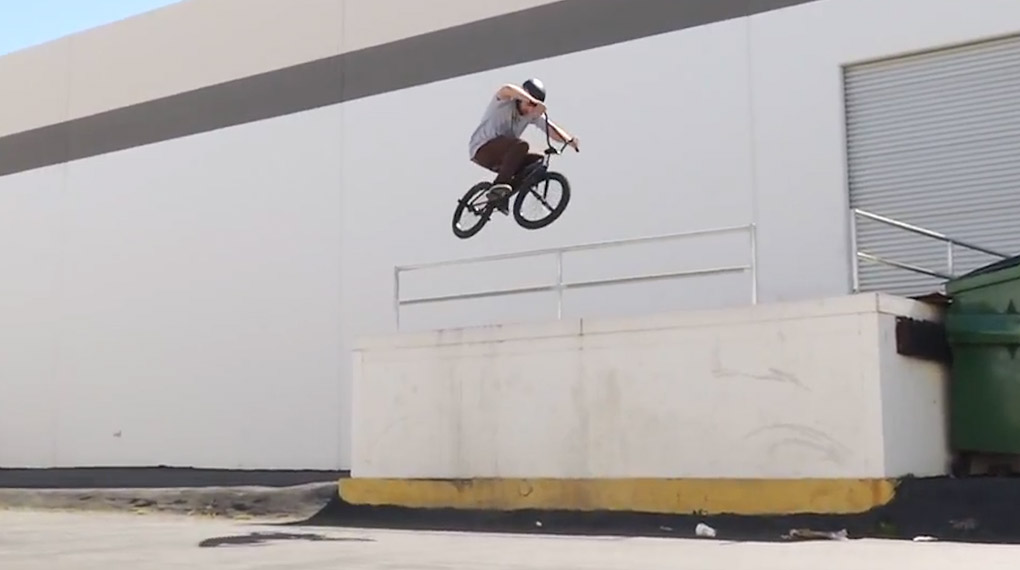 Connor Lodes ist für seine Jumpovergrinds bekannt. In diesem Promovideo für seinen Signaturesattel von Demolition findet man ein besonders krasses Exemplar.