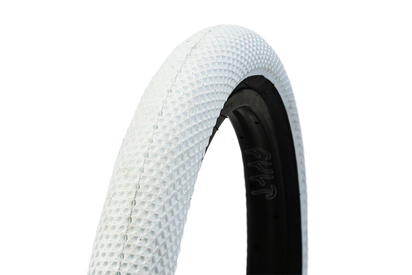 Und hier die weiße. Der Reifen wiegt 685 g.