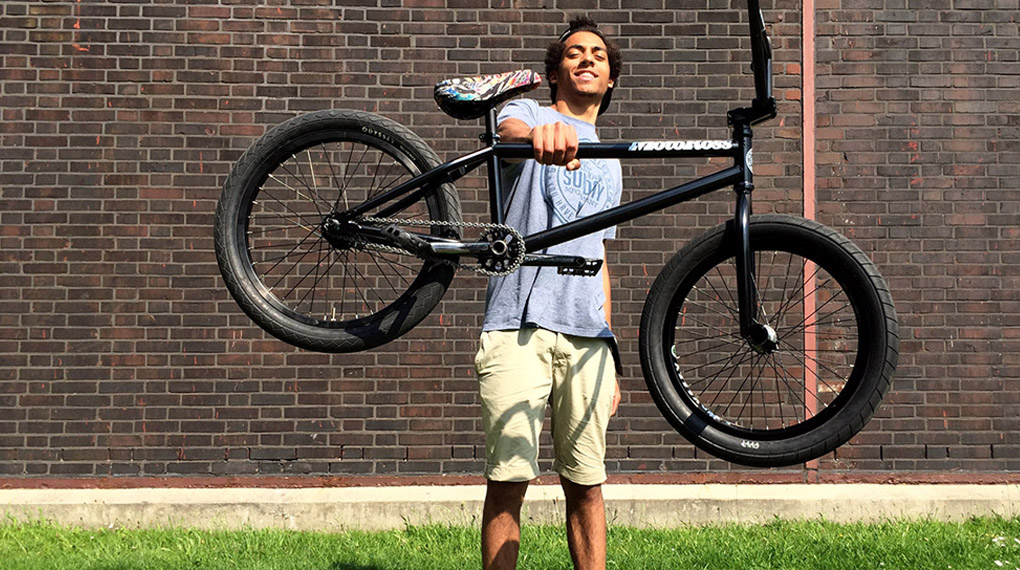 Daniel Portorreal hat ein neues Rad von SIBMX bekommen. Hier geht