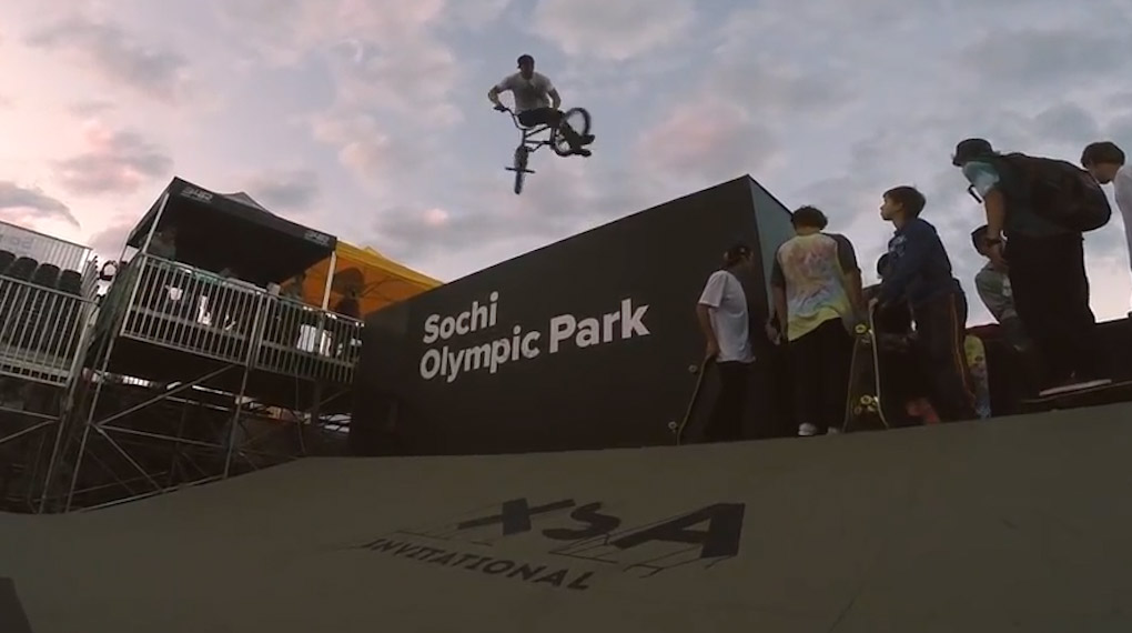 Uprail to Hard 180 Whip?! Denis Pavlov zerlegt im Namen des Hellride BMX-Shops aus Moskau kurz und schmerzlos den Skatepark im Olympiapark von Sochi.