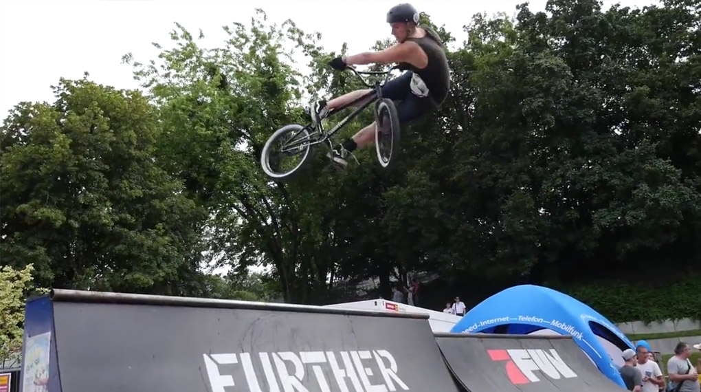 Nach dem BMX Street Rink konnte man sich beim Munich Mash 2015 auf dem Rampenparcours und der Flatlandfläche von EX&Hop selber ein wenig austoben.