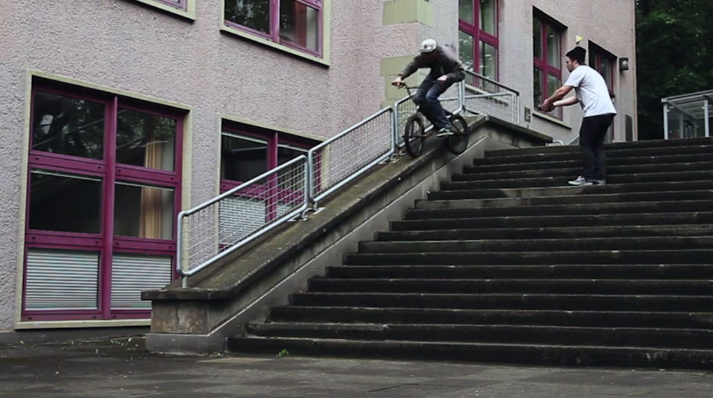 Anderthalb Jahre nachdem sich Flo Körber einen Totalschaden im Knie zugezogen hat, meldet er sich mit einem schicken neuen Video für fettarmemilch zurück.