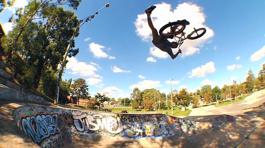 Der australische Wirbelwind mit der Extraportion Radkontrolle schlägt wieder zu. Hier gibt es den Welcome-Edit von Jason Watts für The Shadow Conspiracy.