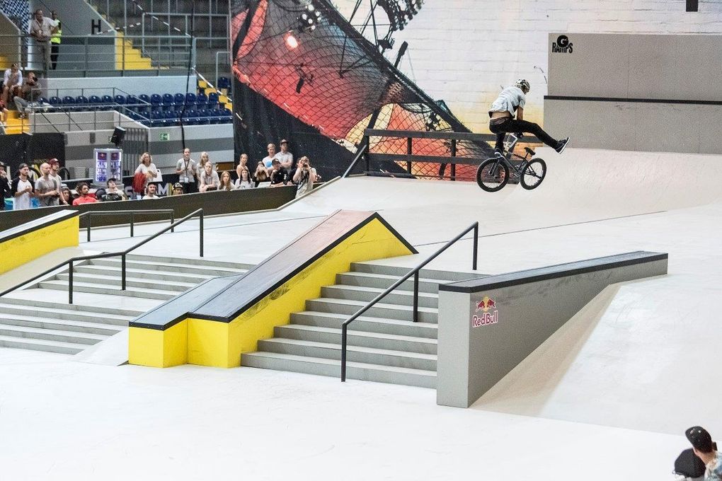 Dennis Enarson machte den ganzen Tag lang überaus pauschale 50/50s to Oppozeitlupenwhips das Rail hoch. Wenn man solche Tricks im Schlaf kann, gewinnt man Contests auch, ohne sich vorher großartig auf dem Parcours eingefahren zu haben; Foto: Tim Korbmacher