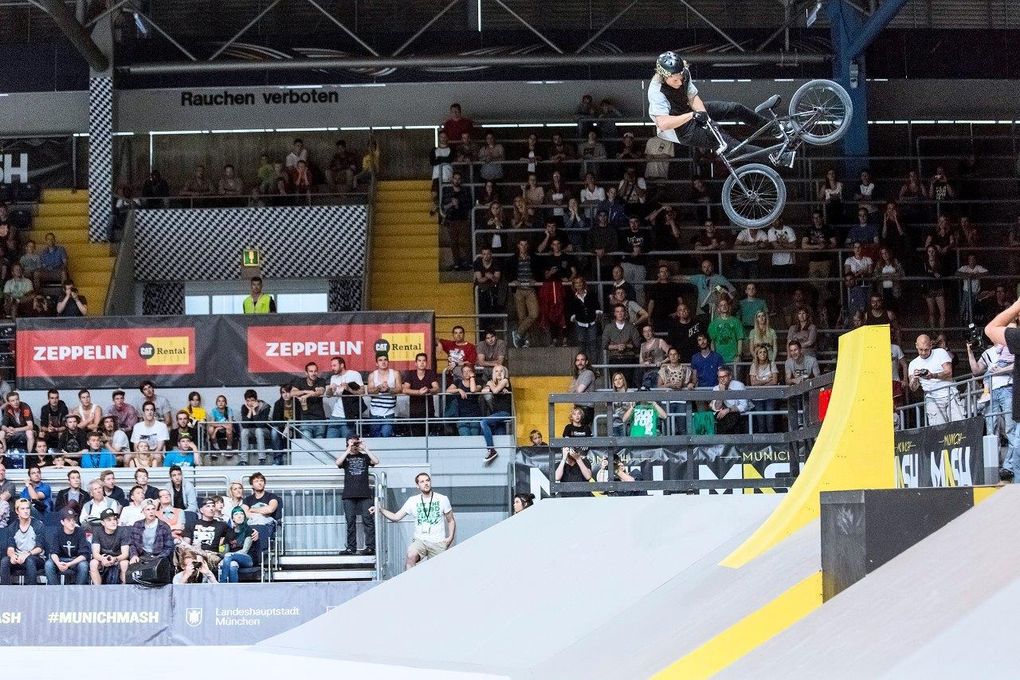 Dan Lacey und Dennis Enarson waren die einzigen beiden Starter beim BMX Street Rink, die sich ernsthaft mit den schmalen Quarters beschäftigt haben. Hier ist Dennis mit einem Tailwhip Air auf Höhe; Foto: Tim Kormacher