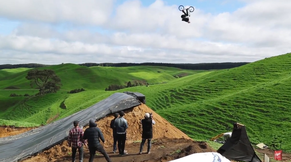 Weltpremiere! Jed Mildon hat einen vierfachen Backflip auf einem BMX-Rad gestanden. Hier findest du das Video von diesem unfassbaren Stunt.
