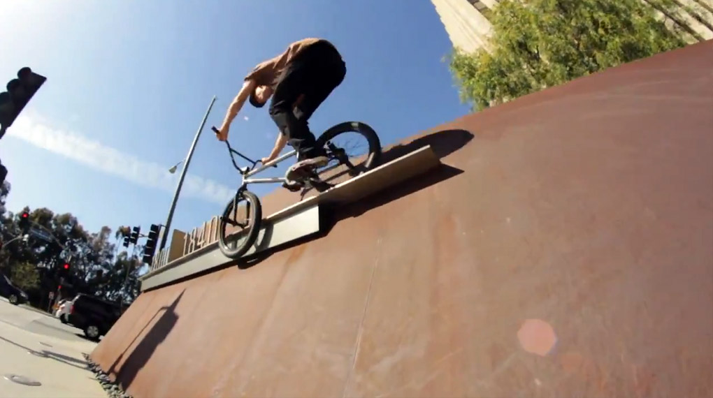 Reed Stark hat in Kalifornien reihenweise unbekannte Spots zerlegt und noch Zeit für einen NBD an einem der berühmtesten Handrails der Westküste gehabt.