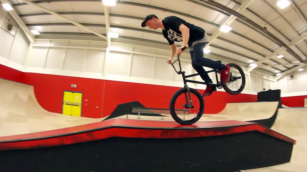 Egal ob oppo oder switch, Sam Jones zerlegt in diesem Video den Junction 4 Skatepark in alle Richtungen, mit beiden Fußstellungen und erstaunlich viel Airtime. Sweet!