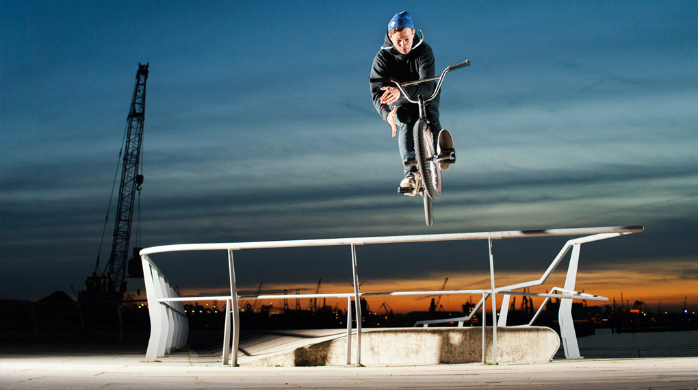 15 Minuten Spaß mit BMX: Hier ist das Video von der Gangbang Bikes Golden Shower Tour, die Nikas Wille, Timothy Jones und Adrian Kölz nach Hamburg führte.